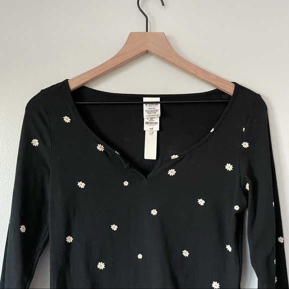 PINK Victoria’s Secret Black Daisy Print Long Sleeve Bodysuit - Picture 2 of 8